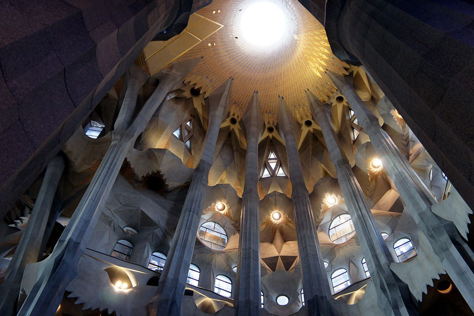 Sagrada Familia unutrašnjost crkve - stubovi koju pridržavaju glavnu kupolu