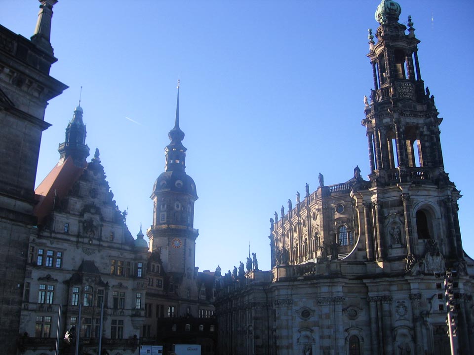 Sa desne strane se nalazi katedrala Svete Trojice