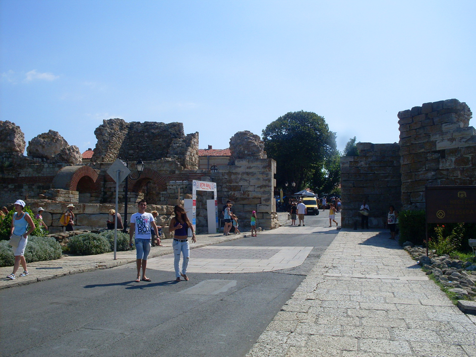 Ulaz u Stari Nesebar sa delovima zidova 